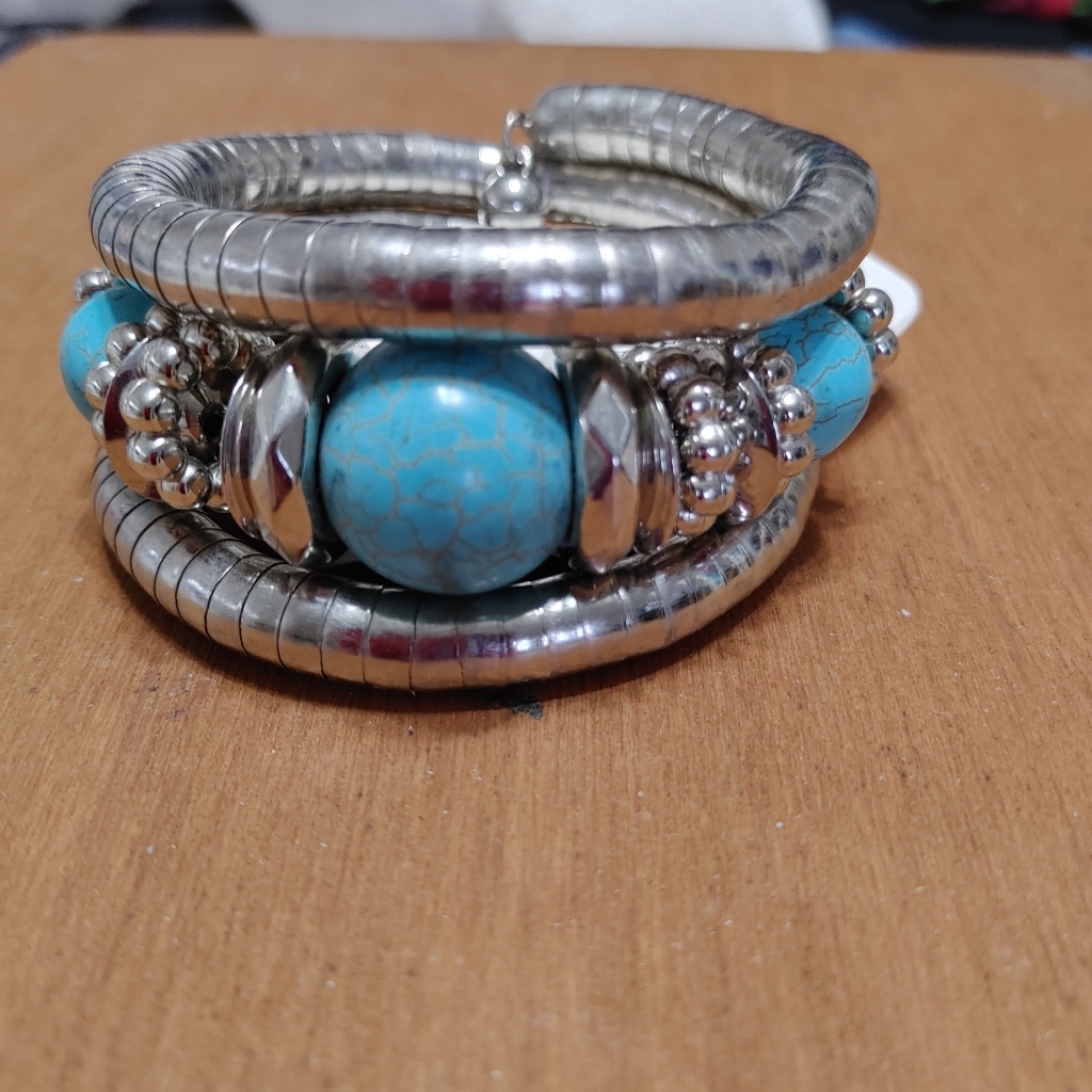 Nwt Silvertone Faux Turquoise Stretch Bracelet